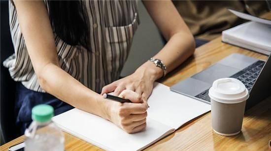 大姨妈|女生来大姨妈出现这3个异常，子宫或已“伤透”，别硬拖成子宫癌