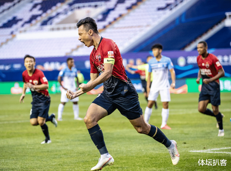 易建联|3-0!中超新军踢疯了:力压恒大鲁能登顶榜首,郜林堪比中超C罗!