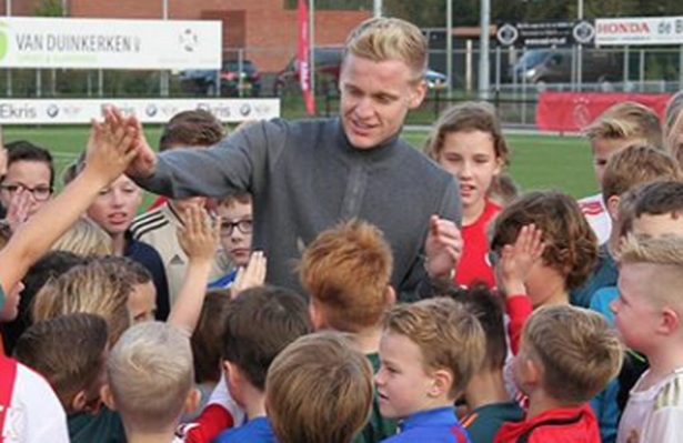 博格坎普|曼联4000万新援转会成全村骄傲！博格坎普发掘，并将女儿许配给他