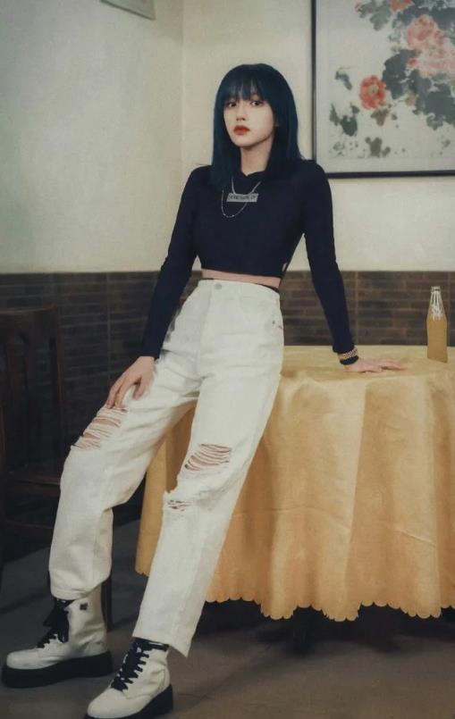 程潇|程潇瘦身成功堪称逆袭，修身裙穿出褶皱感，秀出的腿比电棒还细