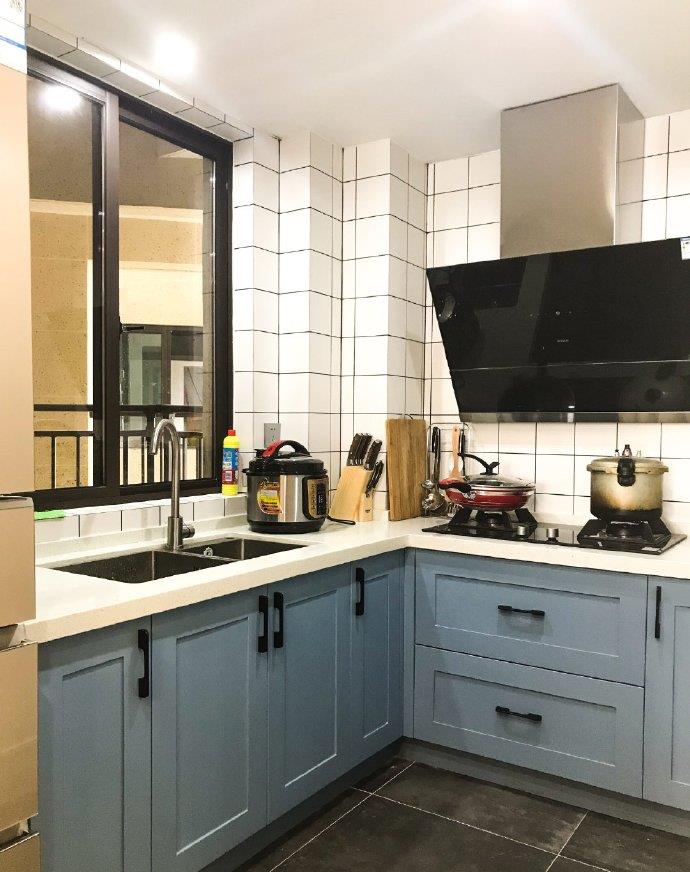 |头一次见这么活泼的北欧风装修,太喜欢客厅的配色了