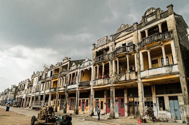 香港▲这个小镇曾繁华如香港，是《让子弹飞》的取景地，如今却破烂不堪