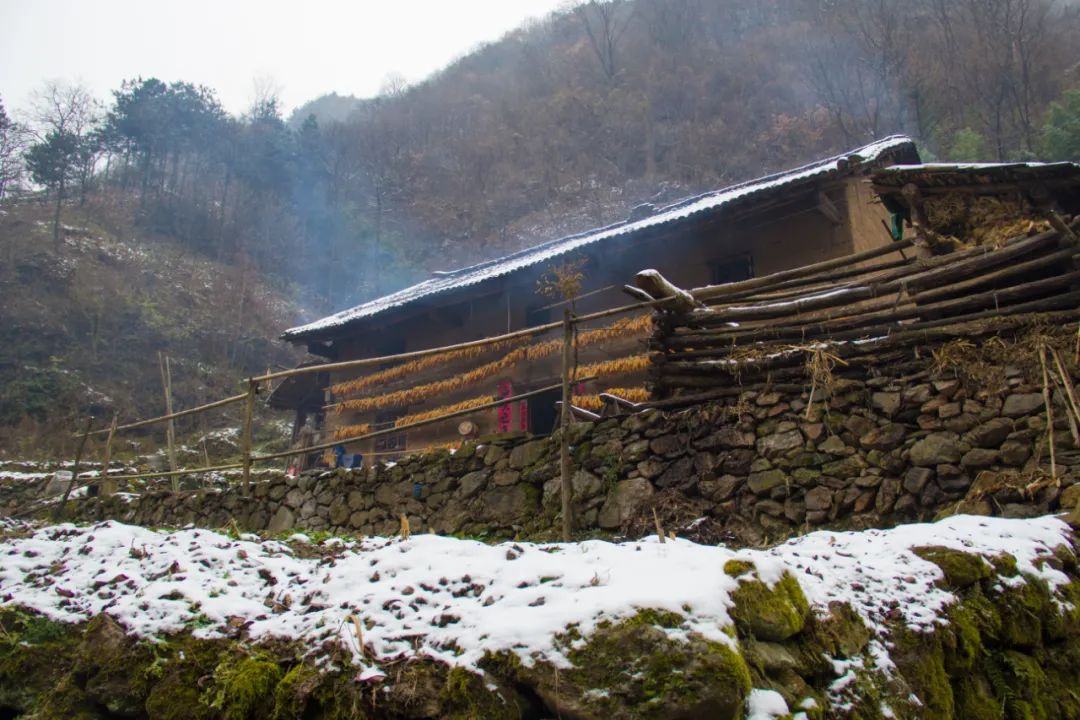 秦岭 完全另外一个世界，过了峡谷之后，我们闯入冰雪覆盖的秦岭黑沟村