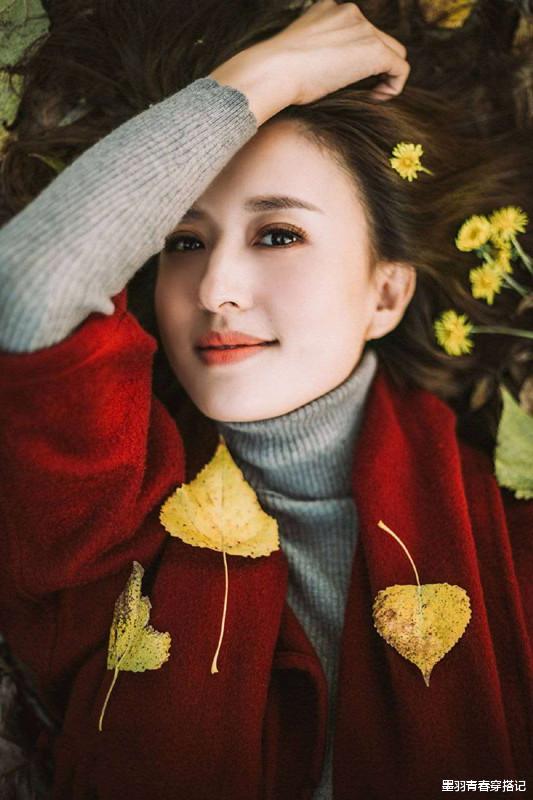 穿衣搭配|张蕾骑单车真洋气，卡其风衣配牛仔裤，一头短发衬得人文艺又气质