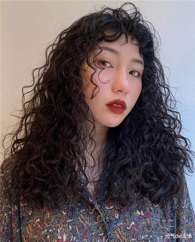 发型|不管多大年纪的女人，这4款“雷区”发型不建议碰，很像“大妈”