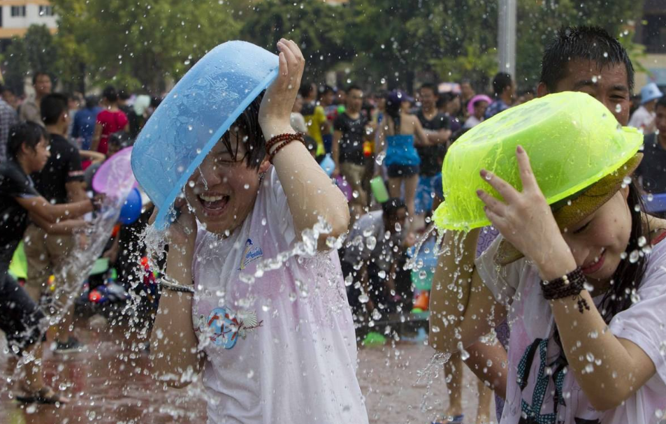 云南@云南泼水节太开放了,连警花都未能幸免,外国游客:太大胆