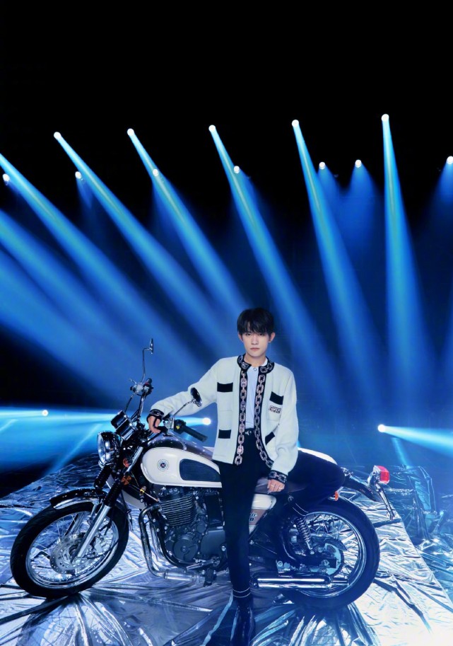 TFBOYS|TFBOYS七周年演唱会震撼来袭，炫酷造型先睹为快，这一款撞车公交拉环？