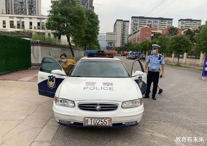 身份证：2020高考第一天，这次换监考老师上热搜！网友：终于扳回一城