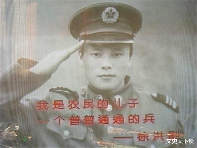 军人|军人1对4勇斗持刀歹徒，身中14刀肠子流出，用背心兜住也要追