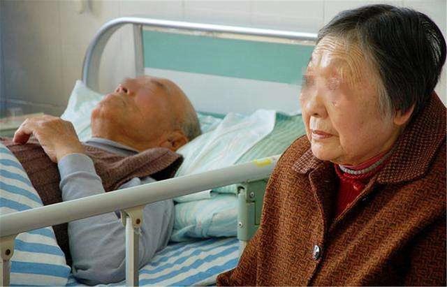 |爸，你要走了没，我只有7天的假，你再不死我就没假期了！