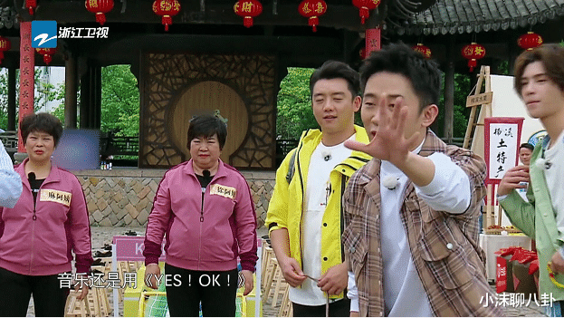 『Angelababy』《奔跑吧》站在杨颖旁边的女嘉宾“抢镜头”，baby的做法很有趣！