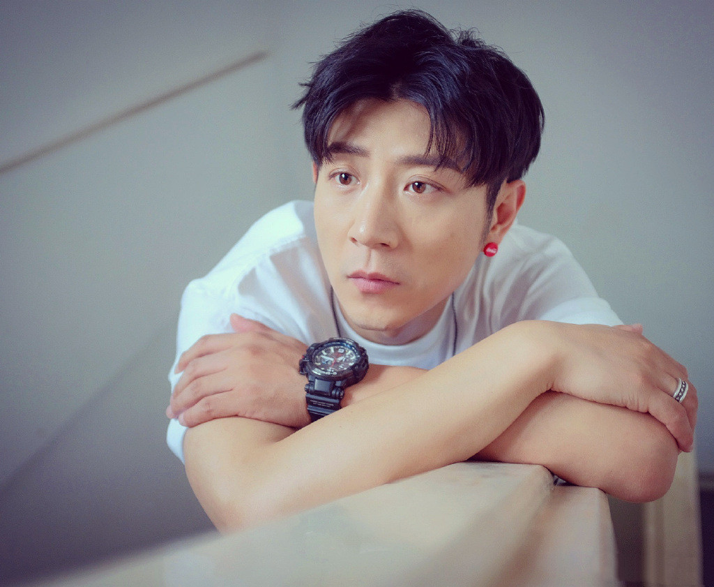 高晓攀■嘻哈包袱铺男团成立，沿袭高晓攀痞帅风，团歌歌词却让人产生不适