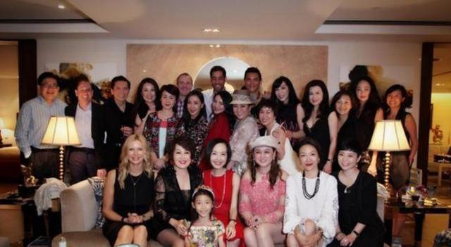 带你看看鲁豫的豪宅，围墙上挂满了铁丝网，这守卫太森严了吧