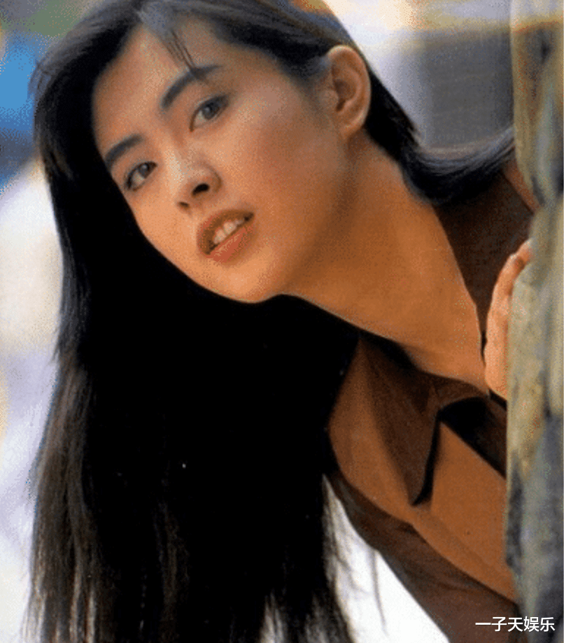 王祖贤：王祖贤当年有多风光？当年她身边的小记者，如今已成为巨星！