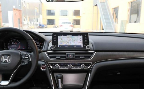 本田雅阁|雅阁1.5t与帕萨特1.4t哪个动力好一点，油耗低一点？