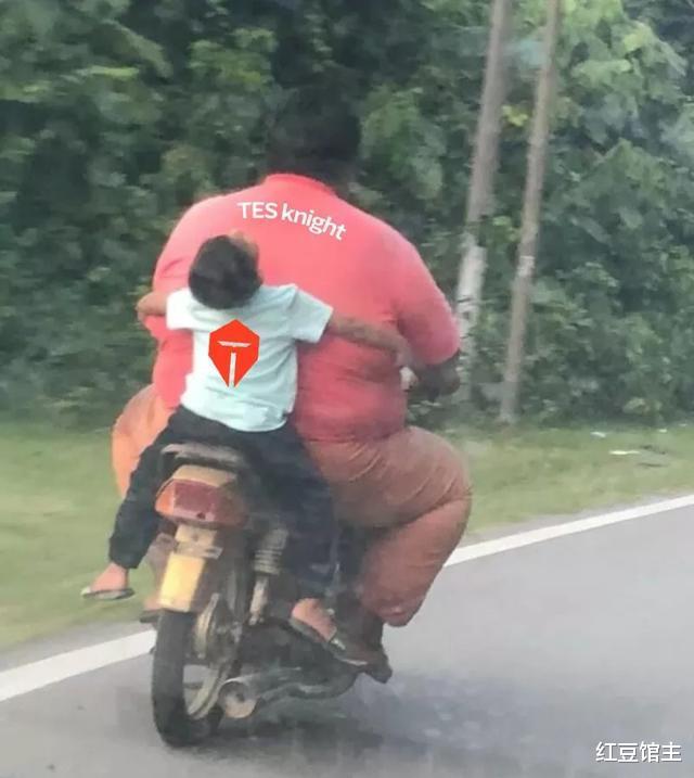 「tes战队」TI上单亮老鼠惹众怒，TES游戏中的动作很解气，网友：难怪Doinb会骂他