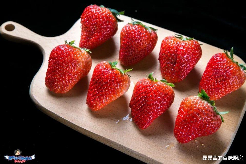 暴暴蓝的百味厨房 全民核酸后，最想吃一盒香甜可人的丹东红颜九九草莓！