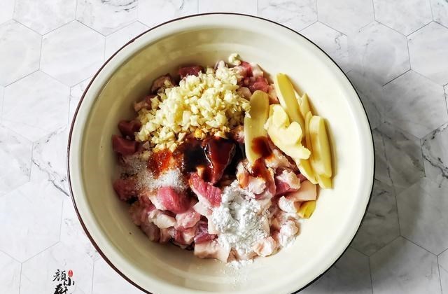 「猪肉」猪肉不要炒着吃了，换个新吃法，外焦里嫩，一次2斤不够吃，香！