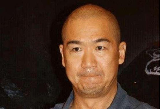 誉王|1972年，张国立与尸体同睡4晚，留下一生阴影，头发掉光差点抑郁