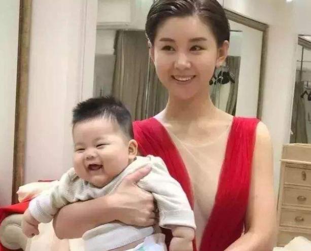 「冯巩」冯巩“女儿”16岁出道,今结婚生子,老公居然是他!