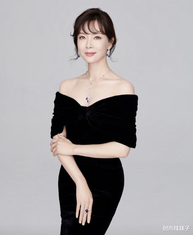 穿衣搭配|陈数有多喜欢职业装？一条小黑裙秀“优雅法”，职场女性不可错过