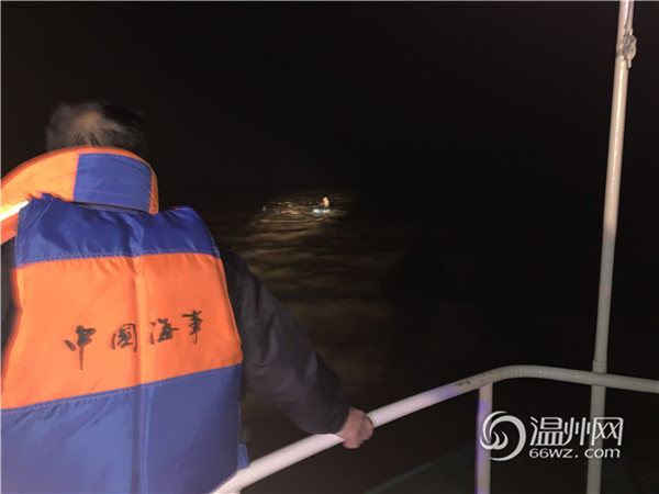 温州身边事 渔船侧翻沉没，温州成功救助两名渔民