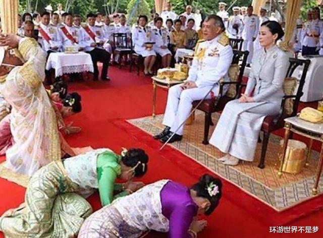 泰國國王出行時，當地居民行“跪俯禮”，看中國遊客如何應對-圖3