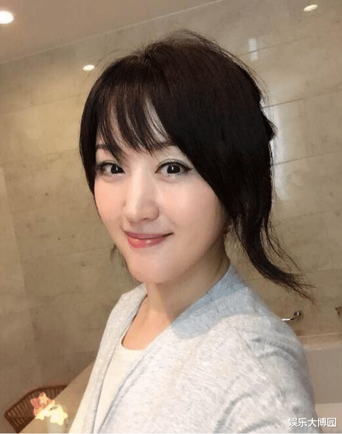 杨钰莹|49岁的杨钰莹为何嫁不出去？看到她的这些照片后，网友：这谁敢娶啊？