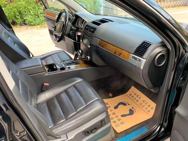 大众途锐|09年大众途锐售价5.8万，贯穿式的腰线设计很有力量感