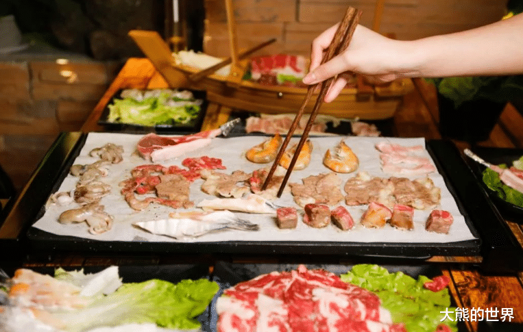 「食材」出去吃烤肉时，服务员问你需不需要换纸，其实是在暗示你