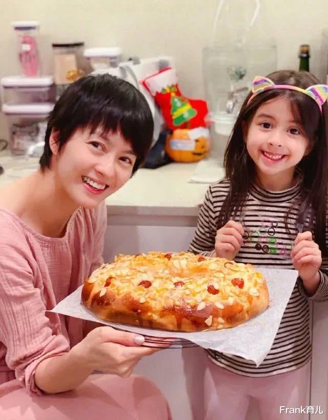 [梁咏琪]梁咏琪晒庆生照，被5岁混血女儿抢镜，两人的基因太强大了