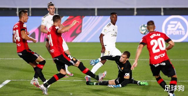 皇家马德里■疯狂2-0，皇马击溃保级队！4连胜力压巴萨重回榜首，武磊再收大礼