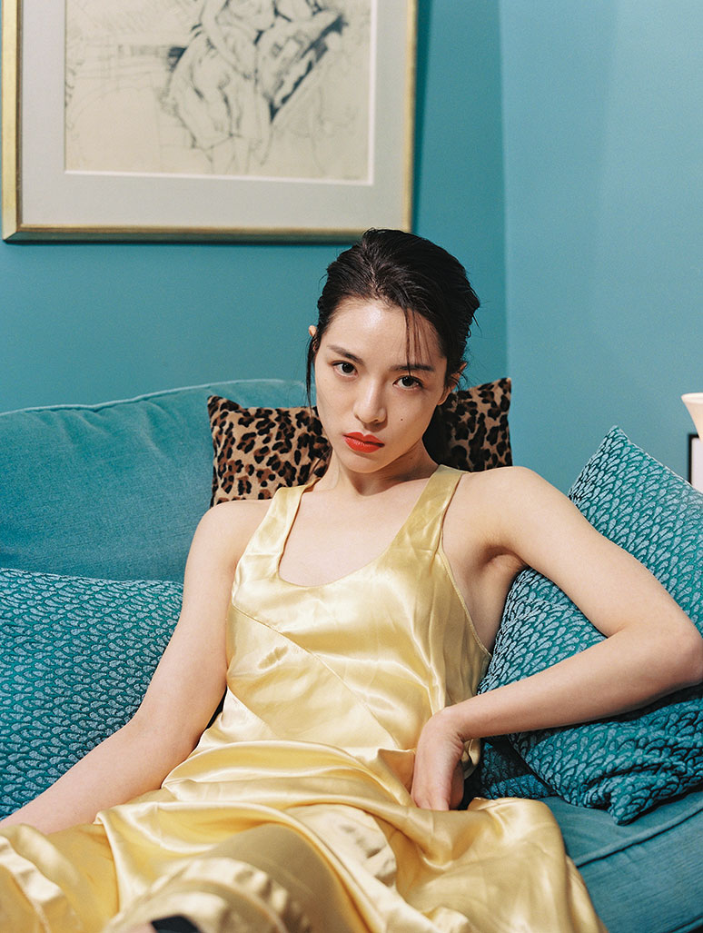 成龙|被冯小刚捧红，成龙接着捧，洪金宝等着捧，为何年纪轻轻被大佬独宠？