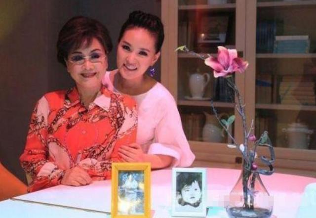 李谷一|老艺术家76岁李谷一近照，已走出丧夫之痛，与女儿肖一相依为命