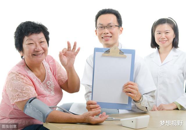 []医生与教师，哪种职业更好？两个老人的对话，无奈说出现实