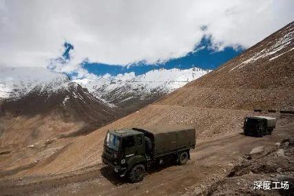 苏-30▲拉达克大峡谷隐藏大批印军，重型军车一眼望不到头：卫星无法发现