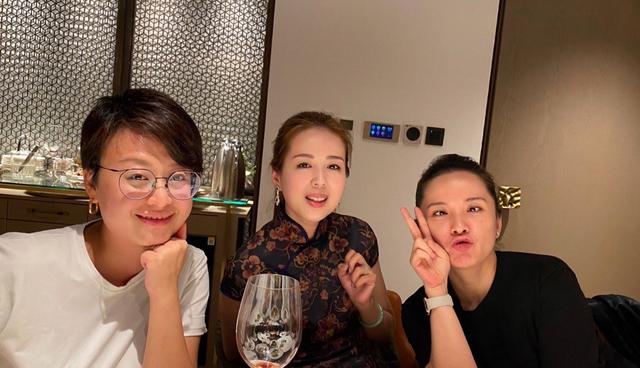 靳东|靳东老婆高调现身！昔日国际巨星一脸皱纹美的真实，素颜也不差