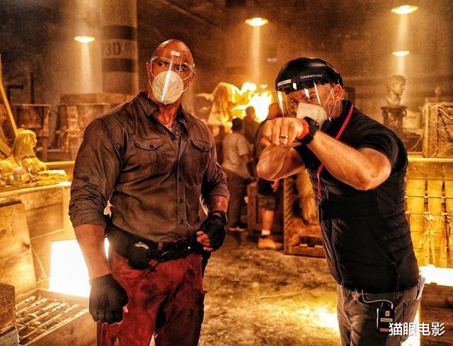 道恩·强森|巨石强森亮相片场,戴口罩包裹严实,将与神奇女侠死侍合作新片