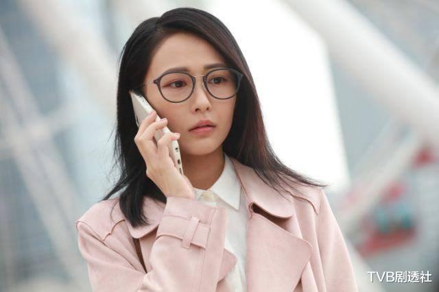 TVB新劇《反黑路人甲》熱播，她憑長腿吸睛，眼鏡造型引網民激贊-圖9