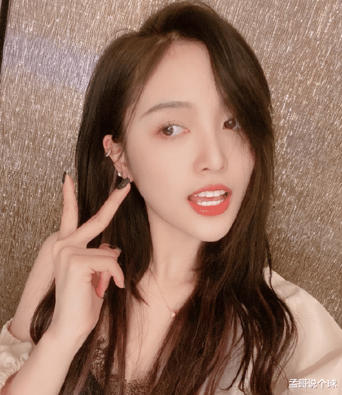 吴宣仪@有种不敢信叫吴宣仪的美甲，颜色看着又脏又土，一般人驾驭不了