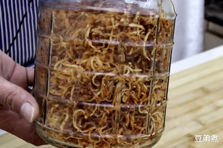 芥菜|秋天，遇到此菜要多吃，2块一斤，一次腌10斤，香辣爽脆，特下饭