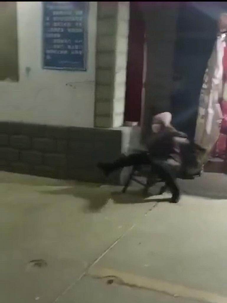 导师风范 这位石家庄大妈火了！出小区遭拒辱骂保安，结果椅子都看不下去了