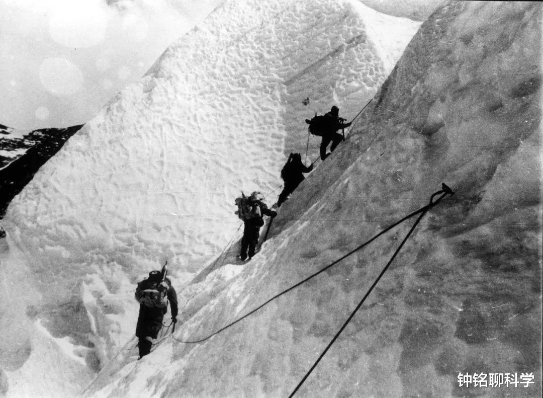 『珠穆朗玛峰』珠穆朗玛峰的峰顶属于哪个国家?