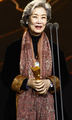 吕中|她是国家一级演员，儿子是导演，儿媳是影后，女儿更是国家骄傲