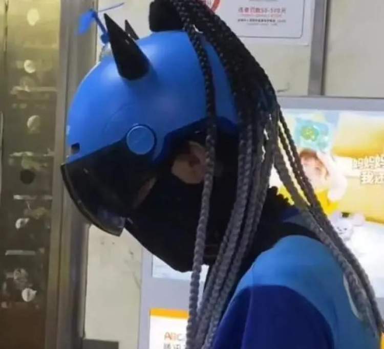 饿了么|美团饿了么头盔之战,最后的赢家却是小黄鸭,网友:这才是猛男!