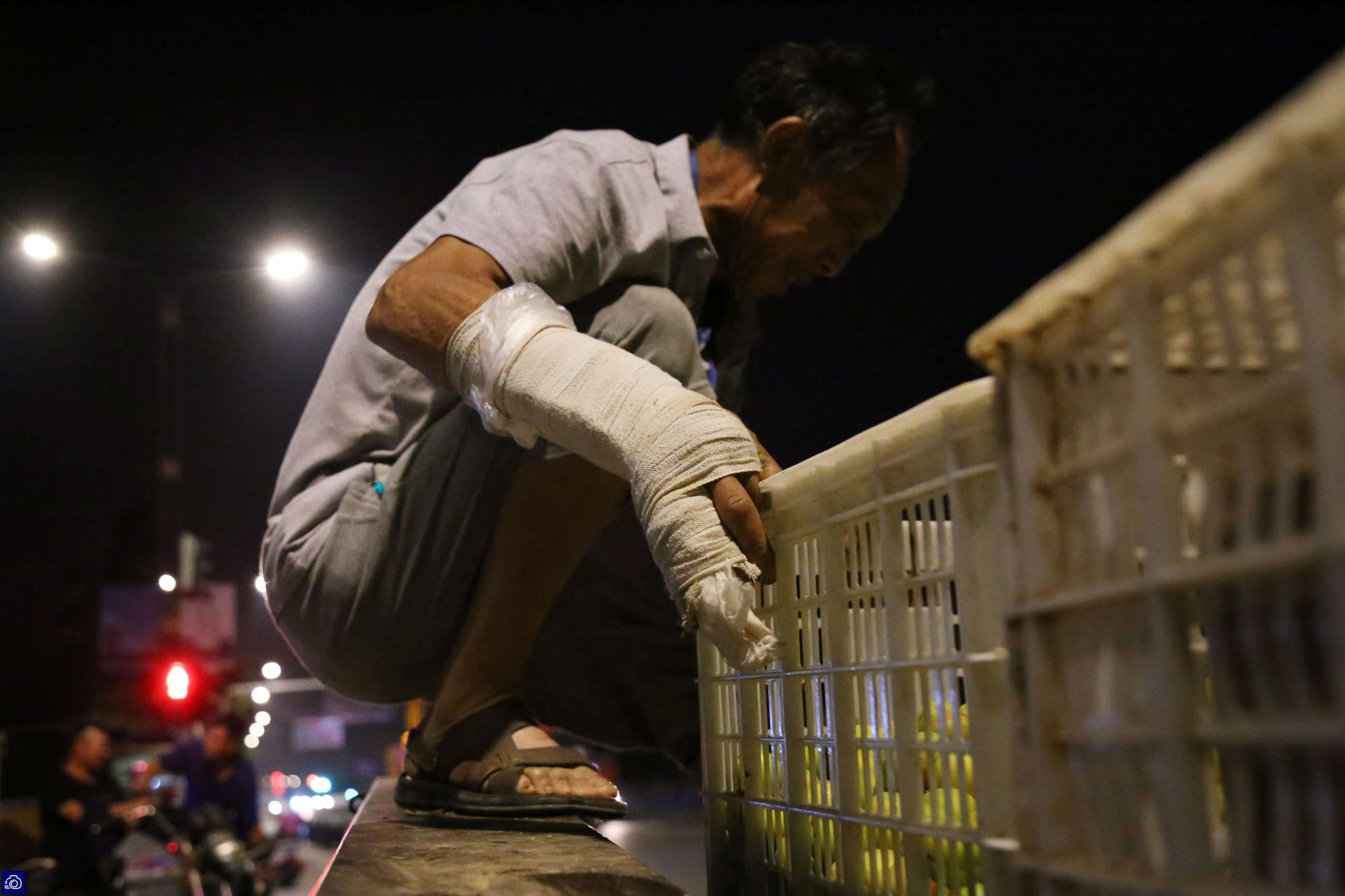 [东莞]夫妻进城卖瓜夜宿街头，暖男丈夫意外走红，点蚊香扇扇子哄妻入睡