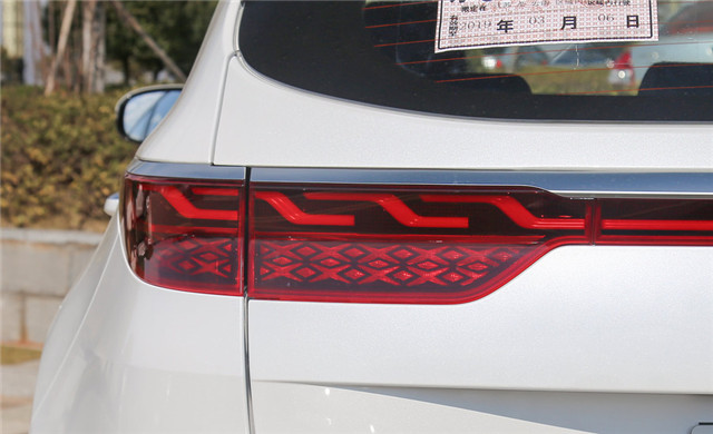 起亞KX5售15.48萬元起，外觀夠漂亮，性價比很高的SUV-圖9