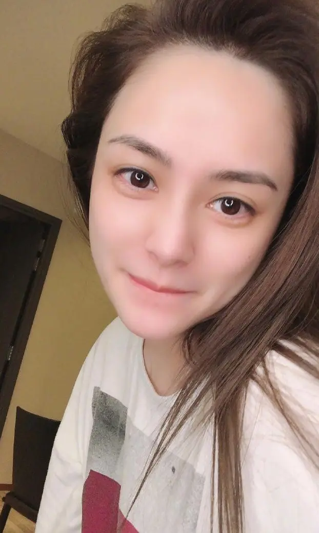 『迪丽热巴』阿娇晒自拍素颜出镜，皮肤状态太好，这还是39岁？