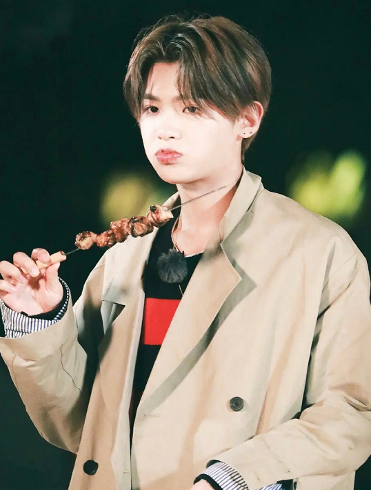 彭昱畅|黄明昊还是摇钱树?乐华发声明洗白,细节看出龙丹妮已放弃周震南