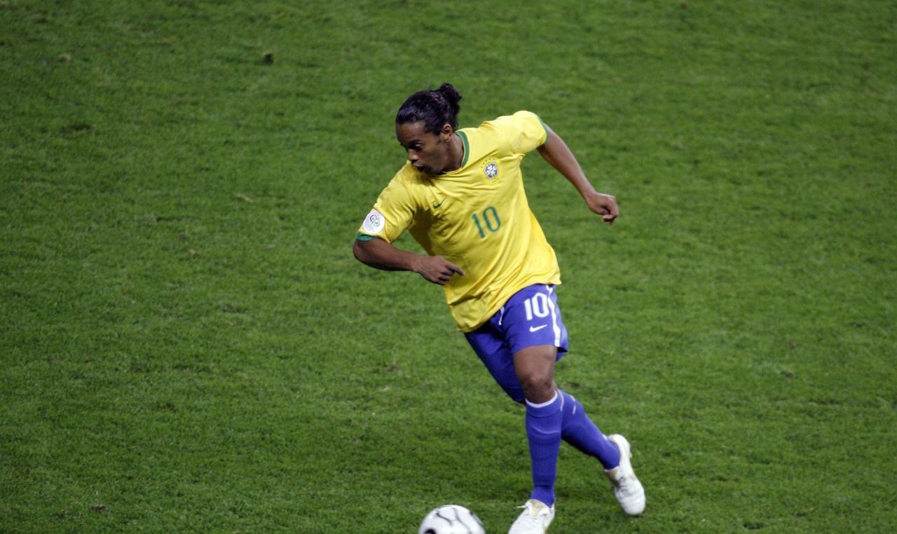 「巴西队」神仙打架！拥有四大天王的巴西，为何在世界杯输给齐达内的法国？